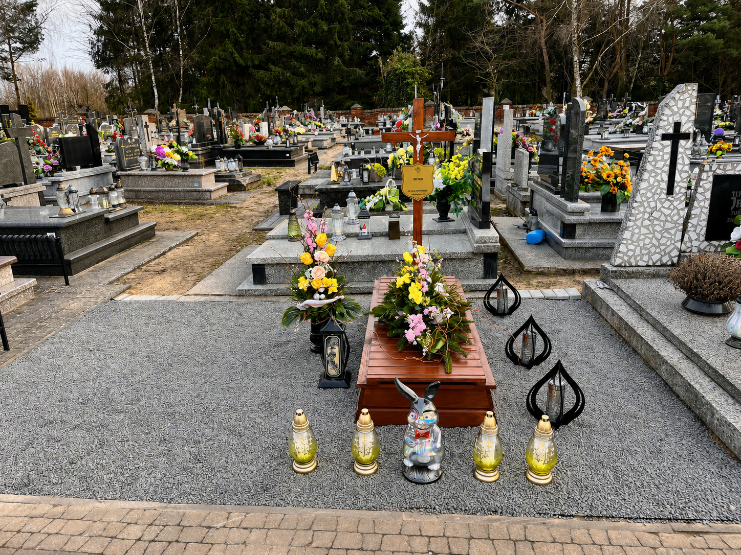 Miejsce po uporządkowaniu terenu i montażu nagrobka tymczasowego
